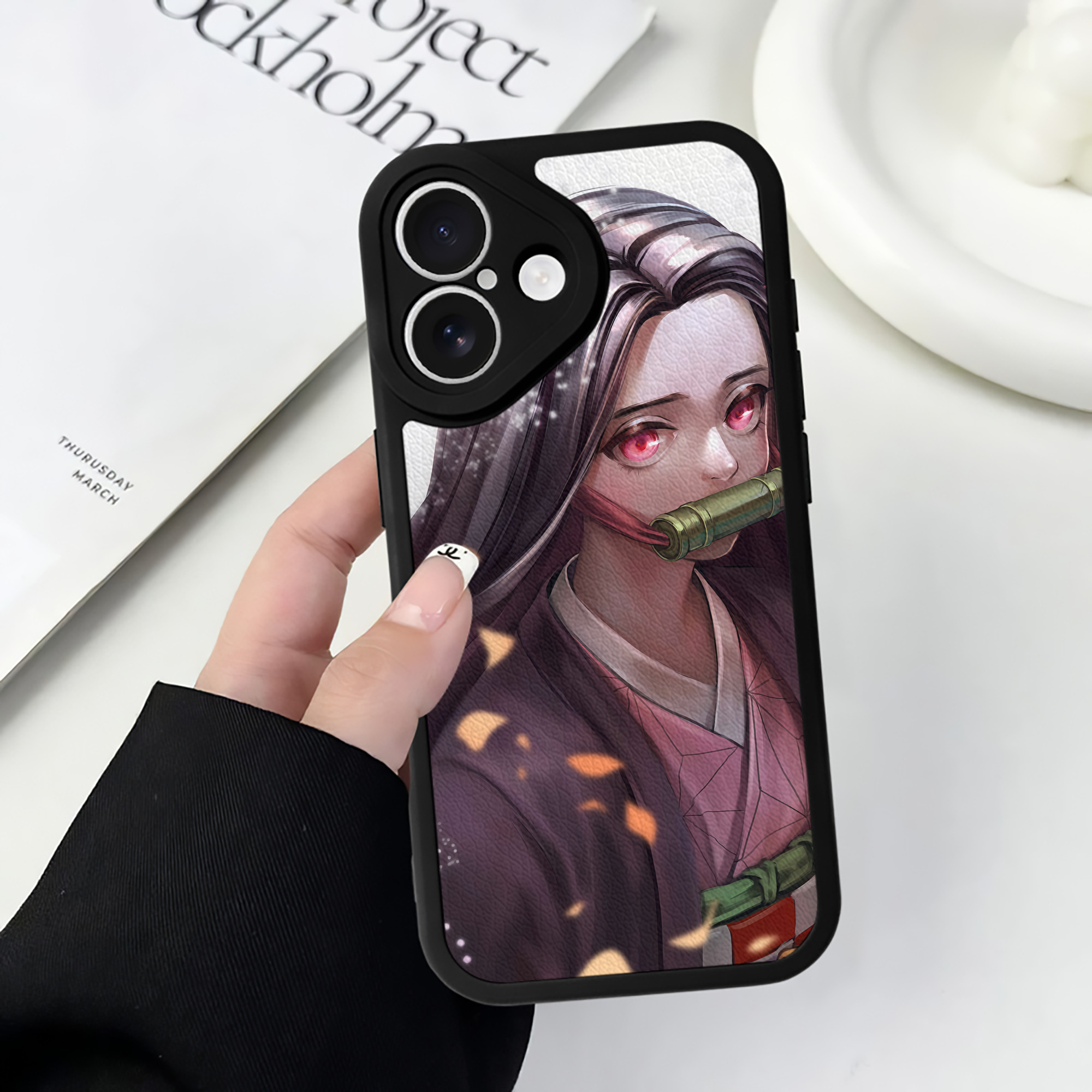 （画像用） 鬼滅の刃（きめつのやいば）竈門 禰󠄀豆子／かまど ねずこ Kamado Nezuko 【iPhone 16シリーズ対応】シリコンスマホケース（レザー調） 材質：シリコン